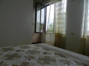 Postel nebo postele na pokoji v ubytování Jintcharadze Inn