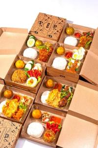 un grupo de cajas llenas de diferentes tipos de alimentos en Super OYO 1788 House 24, en Yogyakarta 69 fotos más