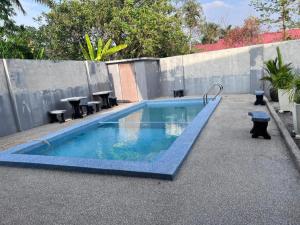 a swimming pool in the middle of a patio at OYO 90967 Homestay Chalet Warisan Siti in Pantai Cenang