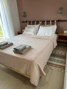 Postel nebo postele na pokoji v ubytování ELÉA Guesthouse himare