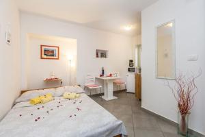 Posteľ alebo postele v izbe v ubytovaní Studio apartman u kući s bazenom
