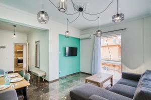 TV a/nebo společenská místnost v ubytování Alt Cozy Apartment in Chios