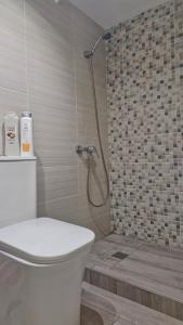Un baño con ducha, inodoro y lavabo. en Estudios GLORIA, en Alicante 25 fotos más