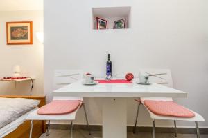 Posedenie v ubytovaní Studio apartman u kući s bazenom
