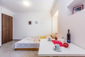 Posteľ alebo postele v izbe v ubytovaní Studio apartman u kući s bazenom