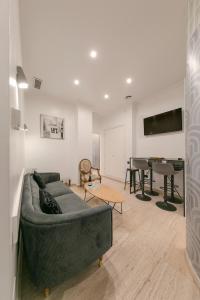 una sala de estar con un sofá y una mesa en Guadalquivir, en Sevilla