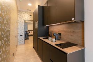 Una cocina con gabinetes negros y encimera. en Guadalquivir, en Sevilla