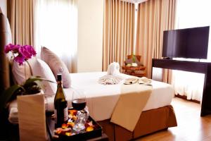 Μια τηλεόραση ή/και κέντρο ψυχαγωγίας στο Aura One Hotel