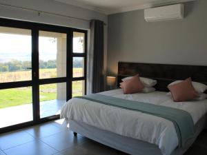 Кровать или кровати в номере Nkonyeni Lodge & Golf Estate +29 фотографий