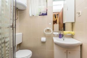 Kúpeľňa v ubytovaní Studio apartman u kući s bazenom
