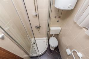 Kúpeľňa v ubytovaní Studio apartman u kući s bazenom + 15 fotografií