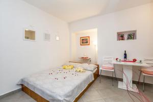 Posteľ alebo postele v izbe v ubytovaní Studio apartman u kući s bazenom