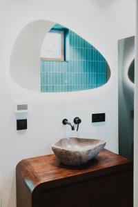 アールテルにあるThe Cozy Squirrelのバスルーム(石造りの洗面台、鏡付) +86枚の写真