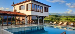 Bazén v ubytování Macedonium Luxury Villa with big pool & Jakuzzi nebo v jeho okolí