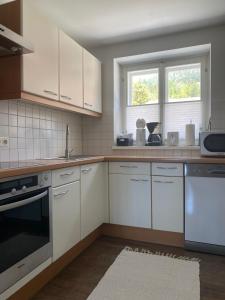 Kuchyňa alebo kuchynka v ubytovaní Haus Kampl - Appartement Grundlsee