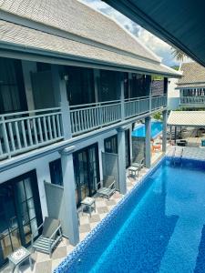 una vista aerea di un hotel con piscina di LuangPrabang Orient Boutique Hotel a Luang Prabang