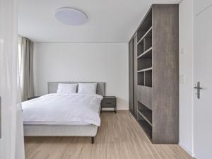 Rúm í herbergi á MOOI Apartments Grenchen