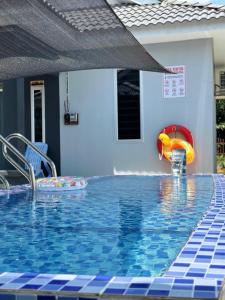 Bazén v ubytování Che Puan Homestay Baling - 2 unit house with kids pool nebo v jeho okolí + 19 fotografií