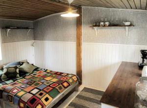 una camera da letto con un letto e un tavolo di Niemi-Kapee Sammal - modern cottage by the lake Näsijärvi a Tampere