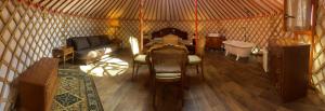 A television and/or entertainment centre at Öko Kemping és Glamping Tiszadada