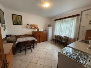 cocina y sala de estar con mesa y nevera en The land of the appletrees, en Bran