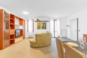 un salon avec un canapé et une table dans l'établissement Residenza degli Ulivi, Green House with Pool at Sassabanek, à Iseo