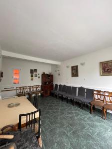 una clase con sillas y mesas en una habitación en The land of the appletrees, en Bran