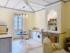 Kuchyň nebo kuchyňský kout v ubytování Résidence Verdi - Appartements meublés en centre ville