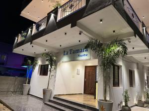 蓬蒂切里La Tamara Suite - TIE的一座带拉马拉套房标志的建筑