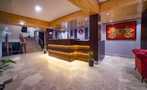 een lobby met een rode bank en een trap bij Sumitel Pelling in Pelling