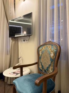 Televízia a/alebo spoločenská miestnosť v ubytovaní Oasis Inn Budapest