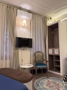 Televízia a/alebo spoločenská miestnosť v ubytovaní Oasis Inn Budapest