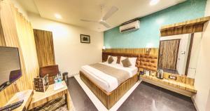 Postel nebo postele na pokoji v ubytování Hari Niwas - A Boutique Garden Resort Mount Abu
