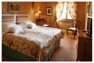 1 Schlafzimmer mit einem Bett mit Blumenbettdecke in der Unterkunft Hotel Dwór Kościuszko in Krakau