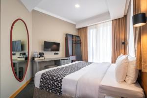 Postel nebo postele na pokoji v ubytování Amante Narikala Boutique Hotel