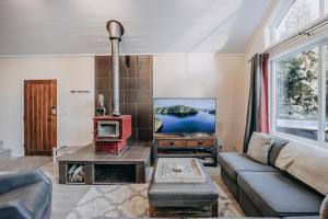 a living room with a couch and a tv at Mt, Baker Rim Cabin 80 - Hot Tub - Wi-Fi - Bbq in Glacier