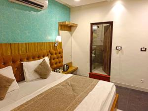 Postel nebo postele na pokoji v ubytování Hari Niwas - A Boutique Garden Resort Mount Abu