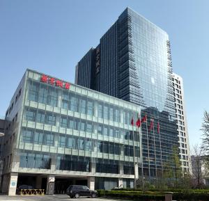 北京北京燕京饭店Yanjing Hotel的前面有一辆汽车,是一座大型玻璃建筑