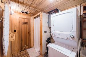 Koupelna v ubytování Snowline Cabin 87 - Starlink - Sauna - Sleeps 8 01 + 31 fotografií
