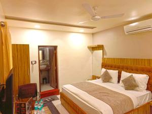 Postel nebo postele na pokoji v ubytování Hari Niwas - A Boutique Garden Resort Mount Abu