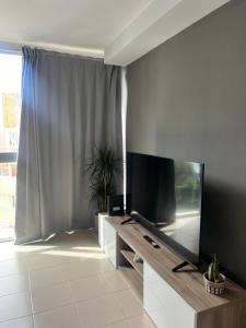 un soggiorno con una grande TV a schermo piatto di Alojamiento entero en el maritimo a Palma de Mallorca