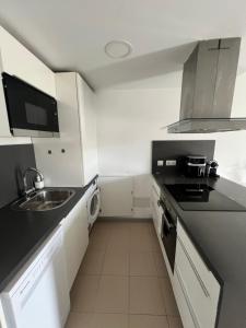 una piccola cucina con lavello e fornello di Alojamiento entero en el maritimo a Palma de Mallorca 1 altra foto