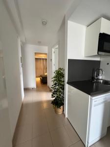una cucina con un lavello e un piano di lavoro di Alojamiento entero en el maritimo a Palma de Mallorca