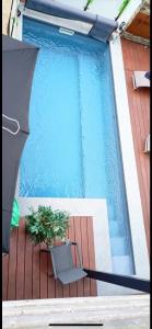 Kolam renang di atau dekat dengan Apartment Design Suite