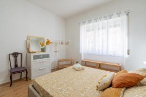 een slaapkamer met een bed, een dressoir en een raam bij Gemelli Apartment in Rome