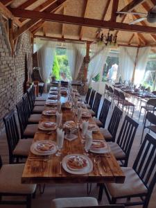 Restaurace v ubytování Seosko domaćinstvo-Nedodjija