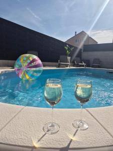 Bazén v ubytovaní Holiday Apartment Marijana alebo v jeho blízkosti