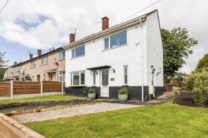 an exterior view of a white house at 3 Bed House - Sleeps 5 - Parking - Garden - Wifi in Blackburn