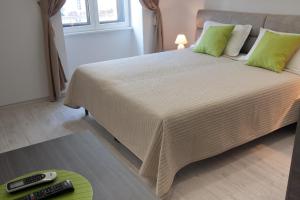 A bed or beds in a room at Brilliant Camere