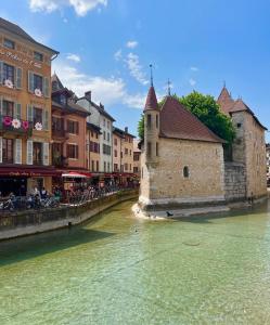 Udsigt til en flod der løber i nærheden af lejligheden